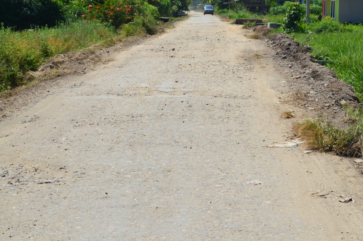 Salah satu ruas jalan di Limapulub Kota yang harus di perbaiki